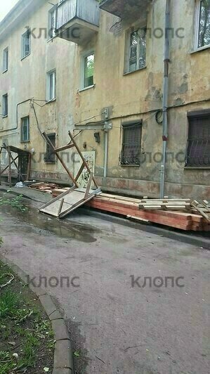 Погиб из-за капремонта: на Киевской рабочий сорвался с крыши дома и разбился насмерть (фото) - Новости Калининграда | Фото: очевидцы