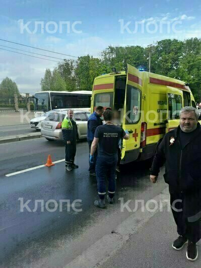 Ребёнка увозят на скорой в больницу  | Фото: очевидец 