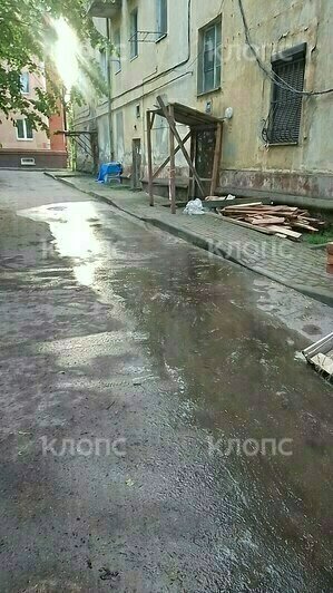 Погиб из-за капремонта: на Киевской рабочий сорвался с крыши дома и разбился насмерть (фото) - Новости Калининграда | Фото: очевидцы