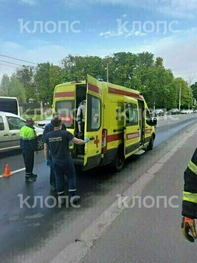 Ребёнка увозят на скорой в больницу  | Фото: очевидец 