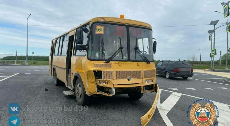 Под Нестеровом школьный автобус с 25 детьми в салоне столкнулся с легковушкой, её вынесло в кювет - Новости Калининграда | Фото: ГАИ региона