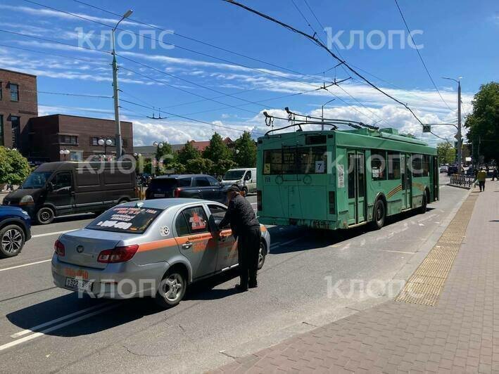 На остановке у «Акрополя» грузовик врезался в отъезжавший троллейбус (фото) - Новости Калининграда | Фото: очевидец