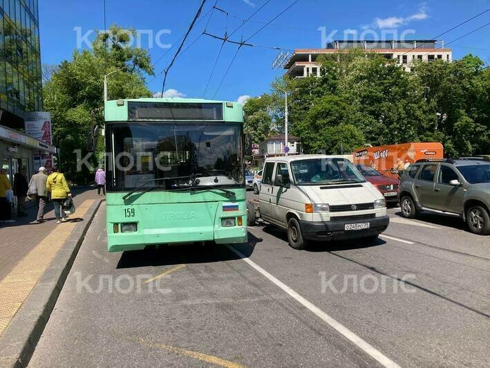На остановке у «Акрополя» грузовик врезался в отъезжавший троллейбус (фото) - Новости Калининграда | Фото: очевидец
