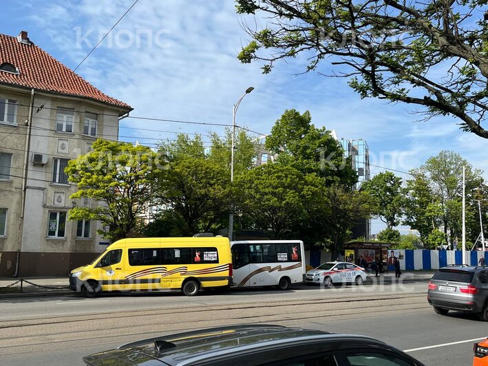 На Черняховского водители маршруток не поделили дорогу в борьбе за пассажиров (фото)  - Новости Калининграда | Фото: «Клопс»