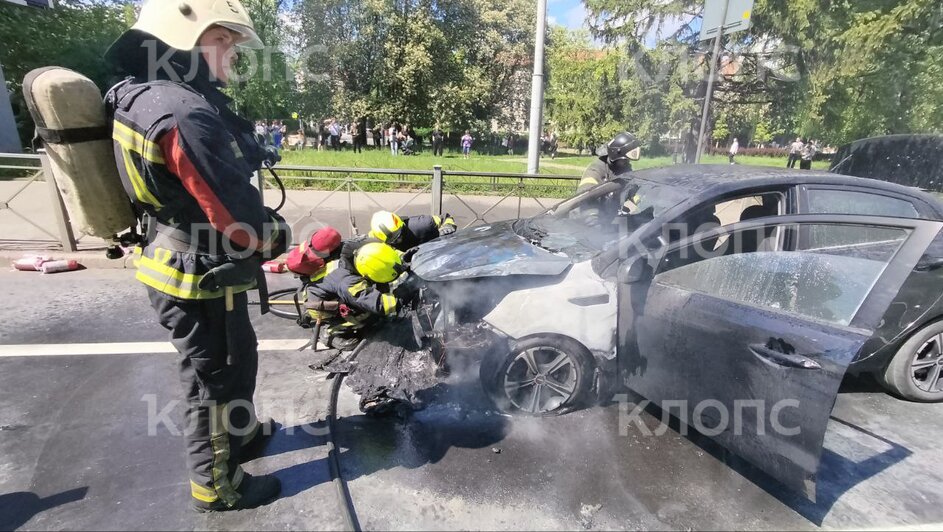 На перекрёстке Карла Маркса и Комсомольской загорелась машина (фото)  - Новости Калининграда | Фото: «Клопс»