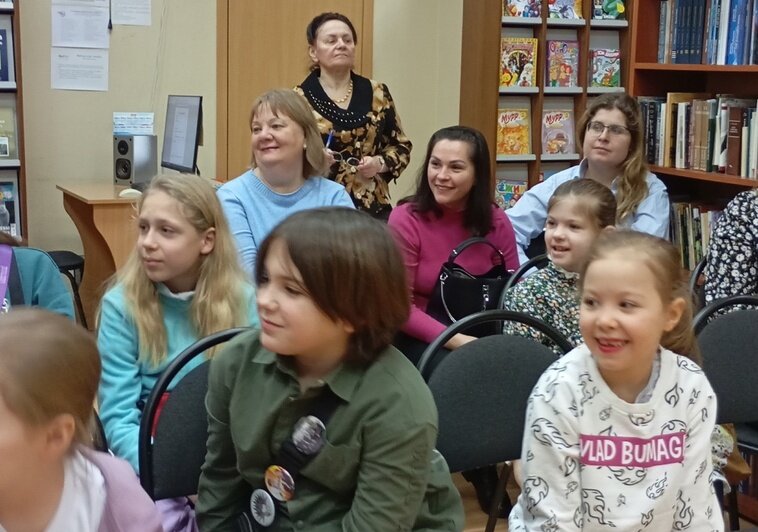 Встреча юных читателей библиотеки им. Соболева с писательницей Екатериной Смолевой | Фото: из архива Екатерины Смолевой