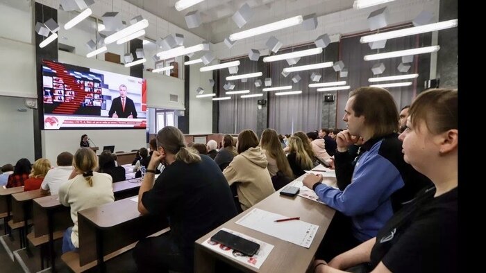 Ставший традиционным «Тотальный диктант» каждый год пишут сотни калининградцев | Фото: сайт БФУ им. Канта