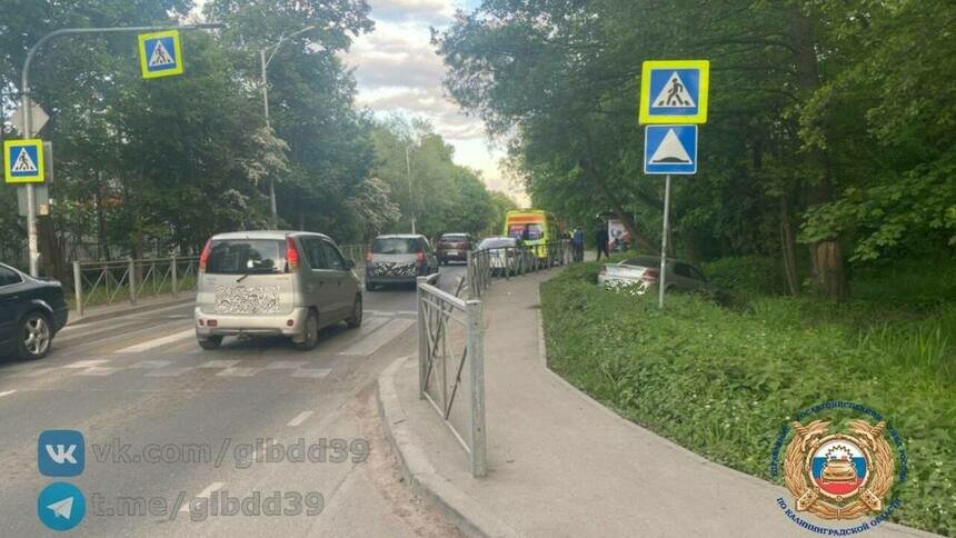На Дзержинского водитель легковушки пробил ограждение тротуара и врезался в дерево   - Новости Калининграда | Фото: Госавтоинспекция Калининградской области