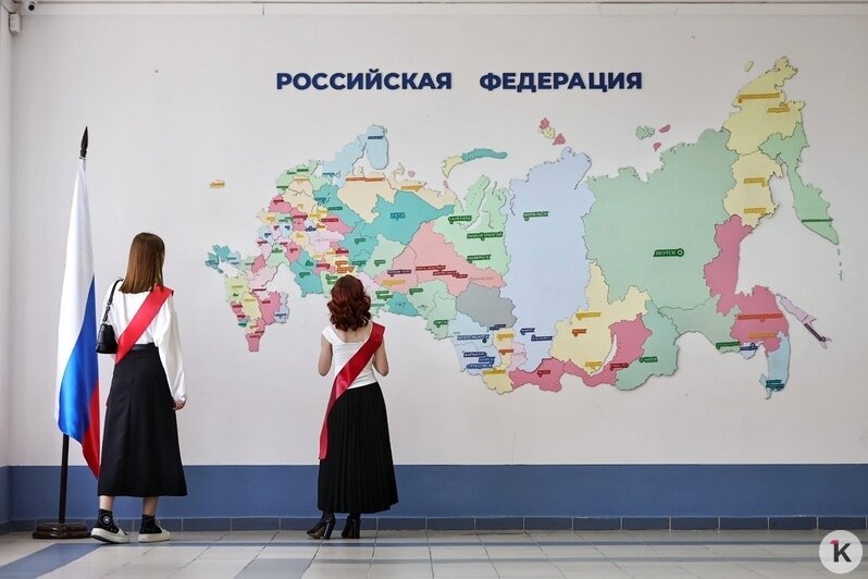 «Перед вами открыты все дороги и возможности»: в калининградских школах прозвенели последние звонки (фоторепортаж)   - Новости Калининграда | Фото: Александр Подгорчук / «Клопс»