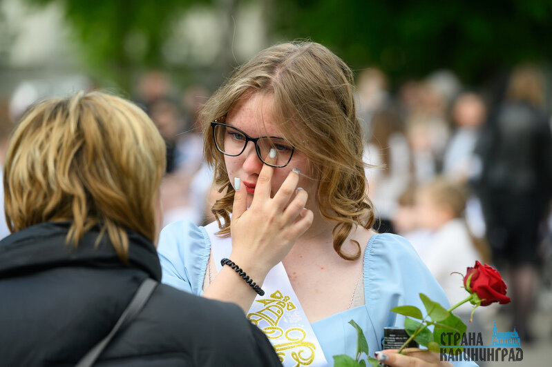 Слезы и радость: в школах Калининградской области прошли последние звонки | Фото: Александр Мелехов