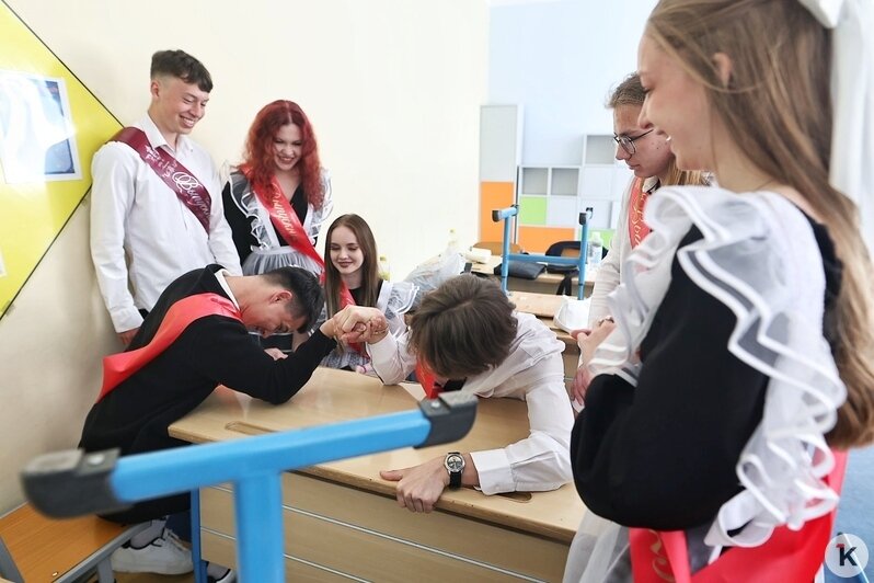 Нападение на судно из Калининграда, последние звонки в школах и предложение на борту самолёта: 10 событий, которые обсуждали в выходные  - Новости Калининграда | Фото: Александр Подгорчук / «Клопс»