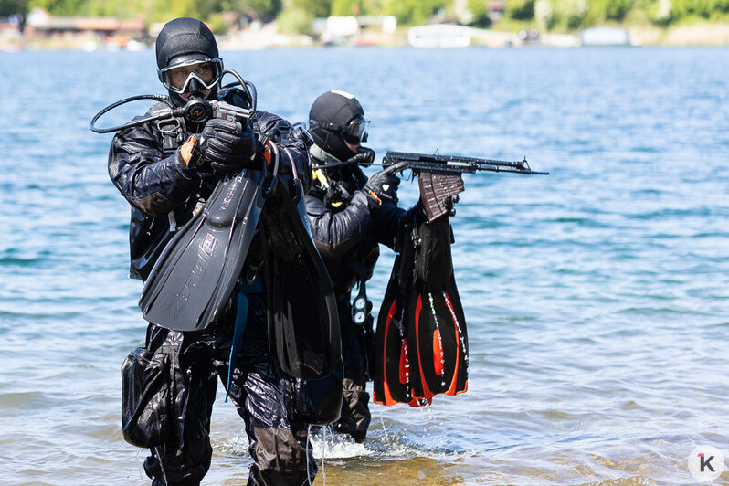 Водолазы Росгвардии прошли учения в карьере под Янтарным (фоторепортаж)  - Новости Калининграда | Фото: Александр Подгорчук / «Клопс»