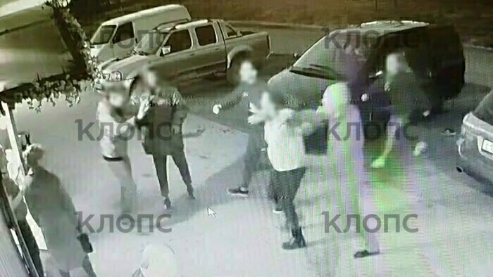 На пострадавшего идут сразу двое мужчин, Геннадий поднимает руки и отступает назад | Кадр видеозаписи