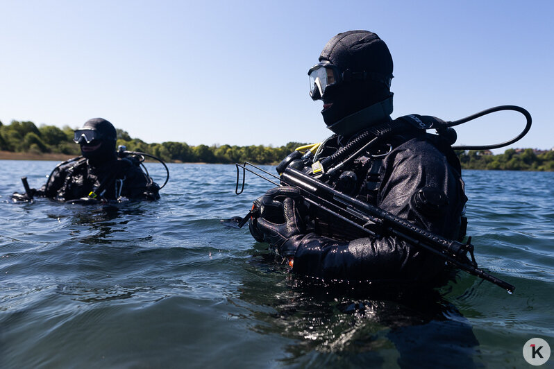 Водолазы Росгвардии прошли учения в карьере под Янтарным (фоторепортаж)  - Новости Калининграда | Фото: Александр Подгорчук / «Клопс»
