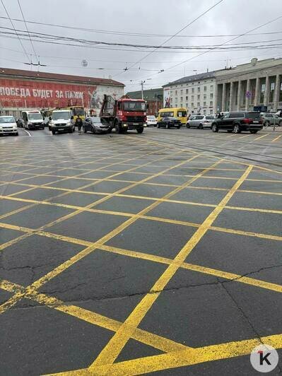 Люди почапали по проезжей части: на площади Победы  встали трамваи из-за ДТП с грузовиком и легковушкой (фото) - Новости Калининграда | Фото читателя
