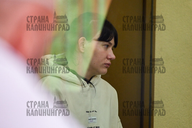Обвиняемая вела себя спокойно, отвечать на вопросы журналистов отказалась | Фото: «Страна Калининград»