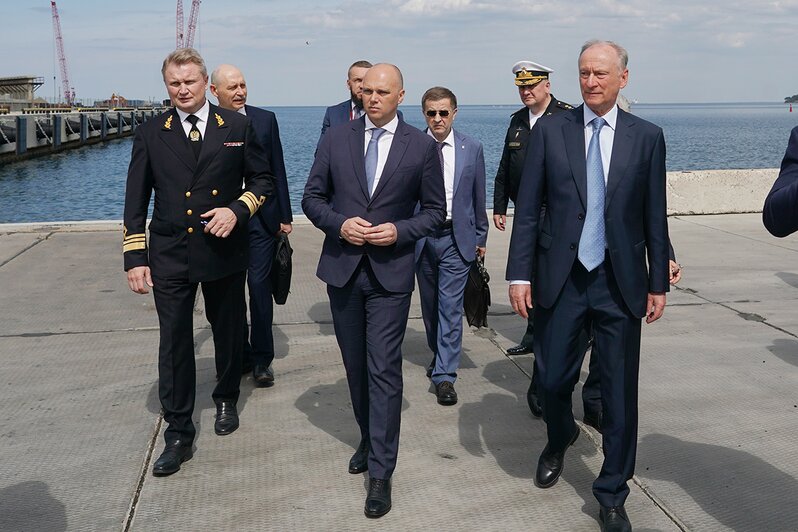 Помощник президента РФ, председатель Морской коллегии  Николай Патрушев (справа) и губернатор Калининградской области Алексей Беспрозванных (в центре)  | Фото: правительство Калининградской области 