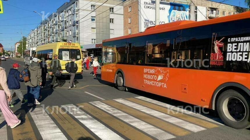 В Калининграде на остановке у Центрального рынка автобус столкнулся с маршруткой  - Новости Калининграда | Фото: очевидец