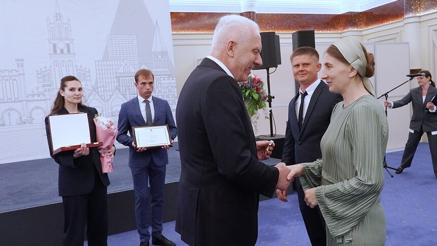 Многодетной семье из Гурьевского округа, где воспитывают девять детей, вручили орден «Родительская слава»  - Новости Калининграда | Фото: правительство Калининградской области 