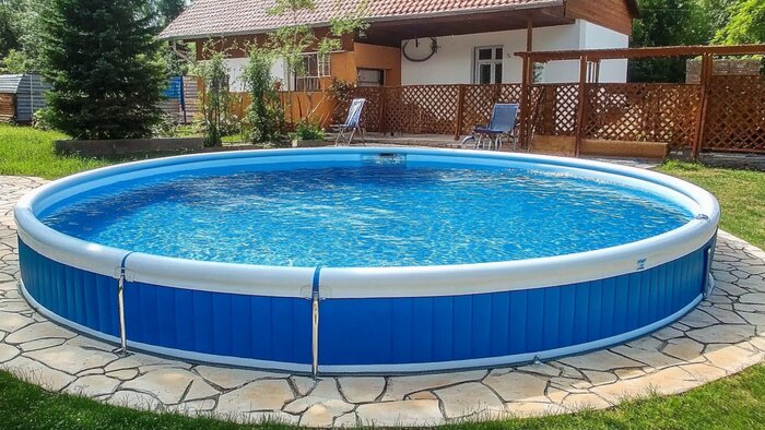 Правильно подобранная химия сохранит воду чистой на долгое время | Иллюстрация: Алиса Игонина / Midjourney