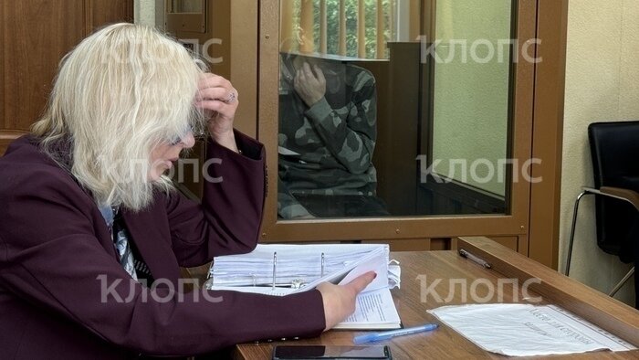 Обвиняемый нервничал, суетливо перебирая пальцами. Адвокат фигуранта беспокойно перелистывала материалы дела. | Фото: «Клопс» Обвиняемый нервничал, суетливо перебирая пальцами. Адвокат фигуранта беспокойно перелистывала материалы дела. | Фото: «Клопс»