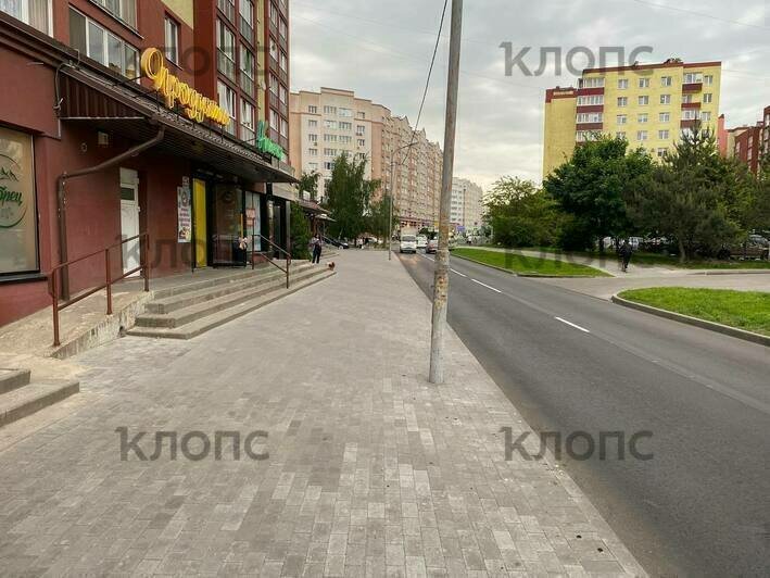 Гравий вместо тротуаров, торчащие «железяки» и брошенные указатели: как выглядит участок дороги на Аксакова, где должен идти ремонт (фото)  - Новости Калининграда | Фото: Анна
