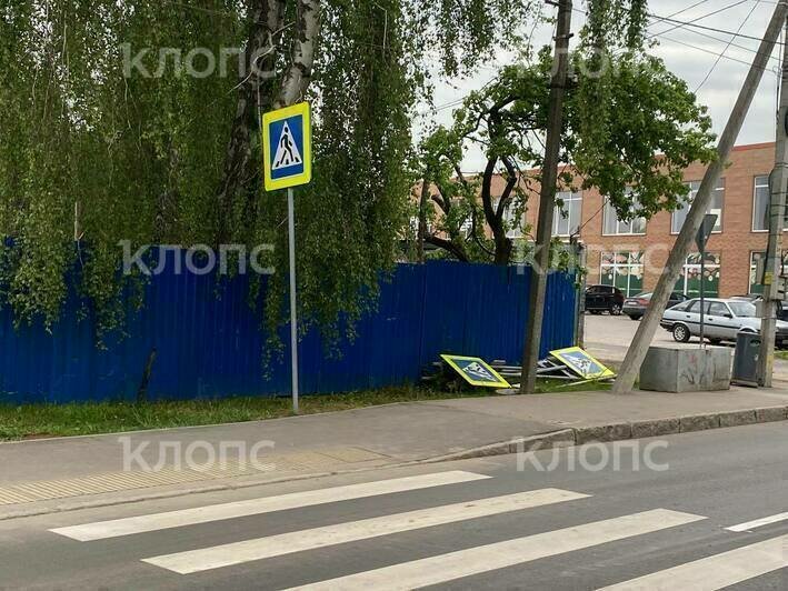 Гравий вместо тротуаров, торчащие «железяки» и брошенные указатели: как выглядит участок дороги на Аксакова, где должен идти ремонт (фото)  - Новости Калининграда | Фото: Анна
