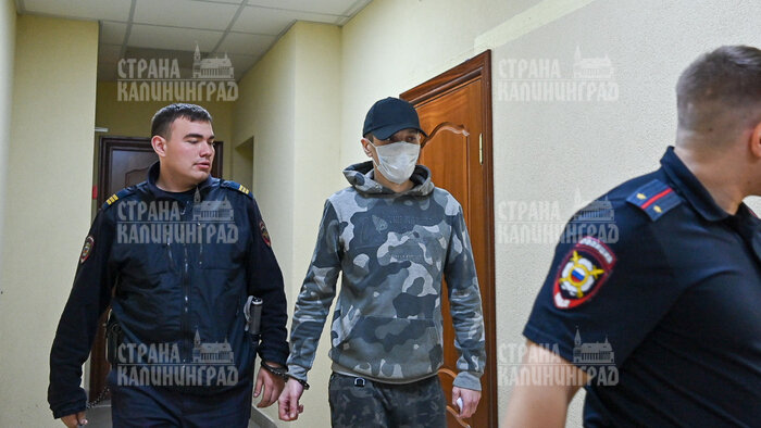 Под конец заседания обвиняемый спрятал лицо под маской  | Фото: &quot;Страна Калининград&quot;