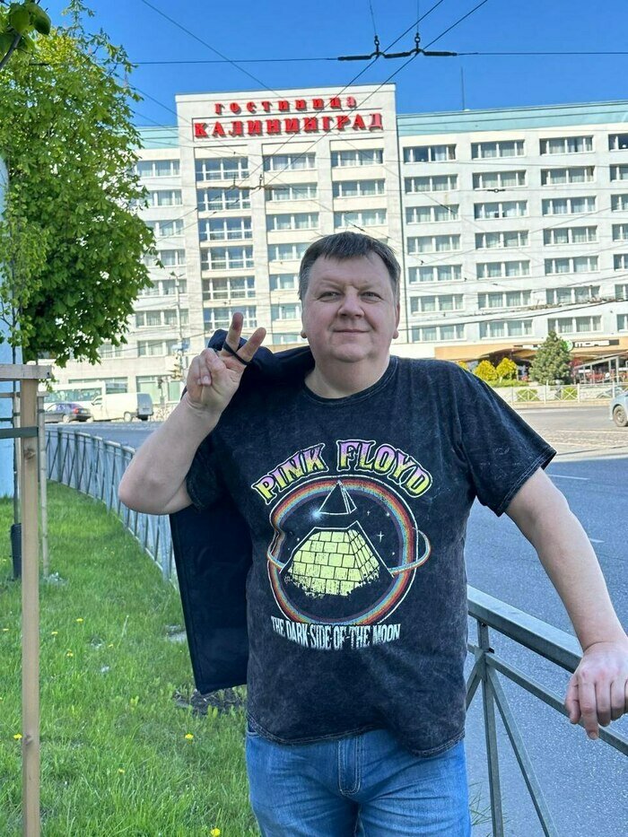 На фоне той самой гостиницы, где в 1980-х останаливалась будущая жена | Фото: Сергей
