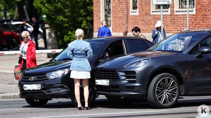 На площади Победы в аварию попал междугородний автобус, а Porshe не поделил дорогу с Lada - Новости Калининграда | Фото читателя
