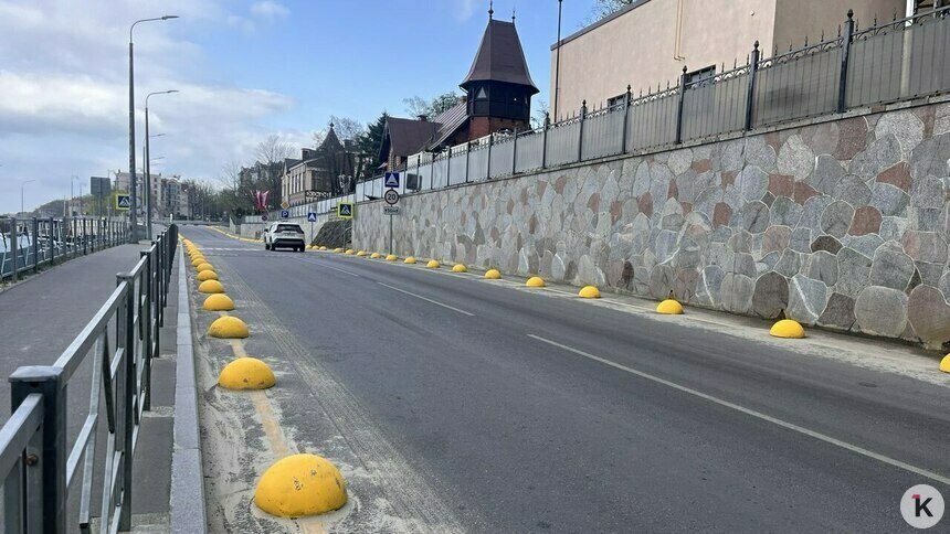 В Пионерском возле парковки у порта на проезжей части разбросали антипарковочные «желтки» (фото) - Новости Калининграда | Фото: «Клопс»