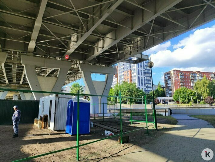 Ловушка для поклонников тарзанки: под Второй эстакадой в Калининграде устанавливают забор и пункт охраны (фото)  - Новости Калининграда | Фото: «Клопс»
