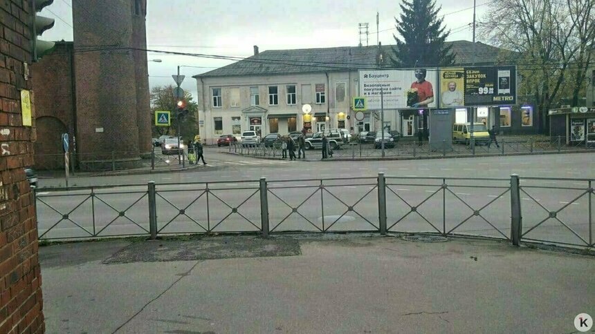 Сам себе гаишник: калининградцы несколько лет не могут разобраться, кто должен первым ехать через перекрёсток у Закхаймских ворот - Новости Калининграда | Фото: Александр Подгорчук / Архив «Клопс»
