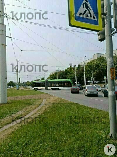 На Моспроспекте «Корсар» сошёл с рельсов и перегородил дорогу, трамваи встали в обоих направлениях (фото) - Новости Калининграда | Фото: очевидец