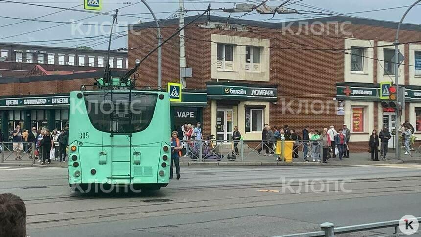 «Рога» соскочили: на Черняховского неисправный троллейбус перегородил дорогу (фото) - Новости Калининграда | Фото: очевидец