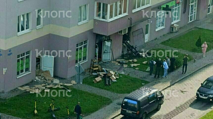 «Полыхал огонь, из окон сильный дым»: на Виктора Денисова сгорел продуктовый магазин на первом этаже многоквартирного дома (видео)  - Новости Калининграда | Фото: очевидцы