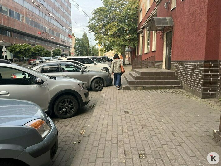 Пешеходный тупик: мэрия Калининграда отказывается защищать тротуары от автомобилистов - Новости Калининграда | Фото: «Клопс»