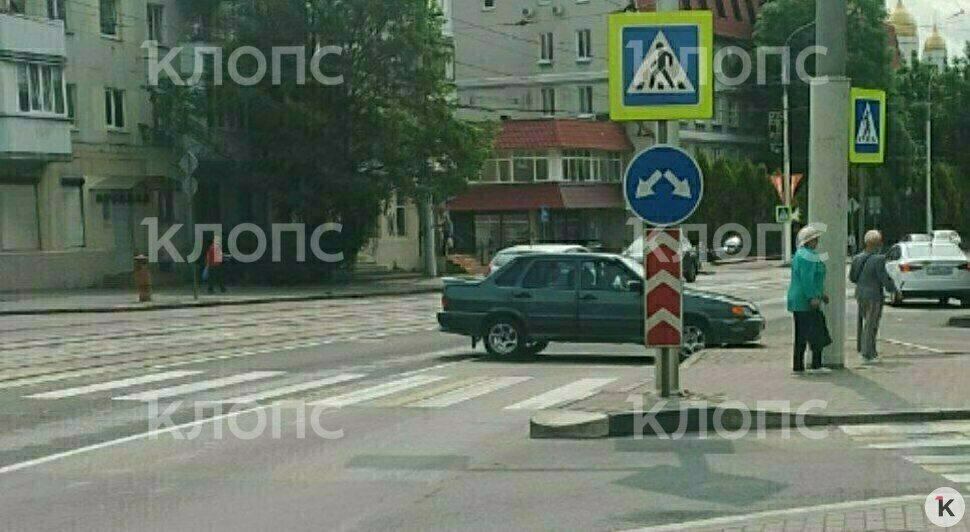 На Советском проспекте легковушка влетела в бордюр, перегородив дорогу (фото) - Новости Калининграда | Фото: очевидец