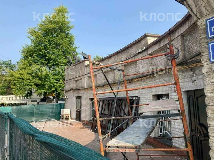 Облик истинный, но не надолго: исторический вид здания бывшего кафе «Солянка» у Калининградского зоопарка показался на время ремонта (фото)  - Новости Калининграда | Фото: «Клопс»‎