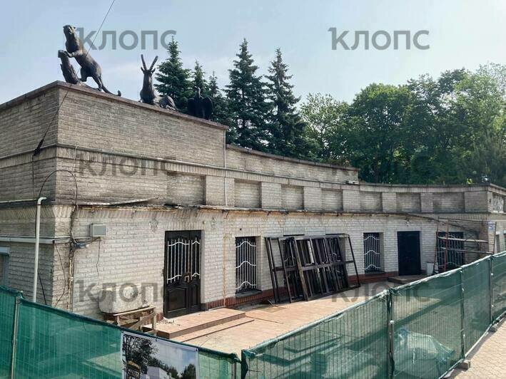 Облик истинный, но не надолго: исторический вид здания бывшего кафе «Солянка» у Калининградского зоопарка показался на время ремонта (фото)  - Новости Калининграда | Фото: «Клопс»‎