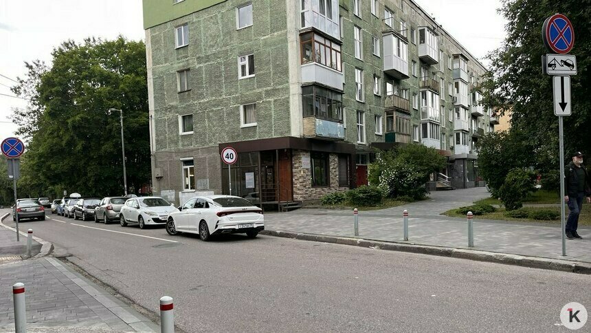 Знаков нет, а стоять — нельзя: в центре Калининграда разметкой запретили придорожную стоянку (фото) - Новости Калининграда | Фото: «Клопс»