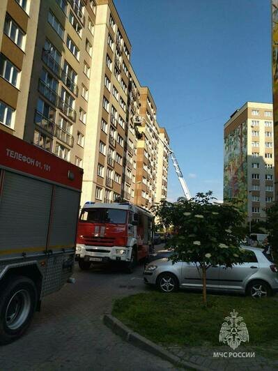 Спасли 4 человек, квартира полностью закопчена: подробности пожара на Осенней (фото) - Новости Калининграда | ГУ МЧС по Калининградской области