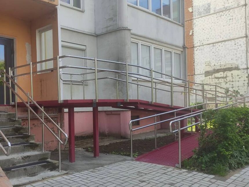 На Артиллерийской маме 8-летнего инвалида приходится ежедневно таскать коляску по ступеням  - Новости Калининграда | Фото: прокуратура Калининградской области 
