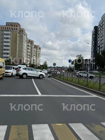 На Челнокова кроссовер врезался в дорожное ограждение (фото)  - Новости Калининграда | Фото: очевидец 