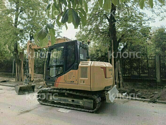 Власти Калининграда объяснили, зачем при ремонте тротуаров копают глубокие котлованы, подрубая корни деревьев   - Новости Калининграда | Фото: очевидец