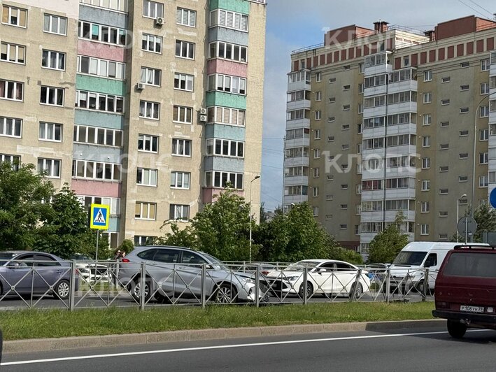 На Челнокова кроссовер врезался в дорожное ограждение (фото)  - Новости Калининграда | Фото: очевидец 