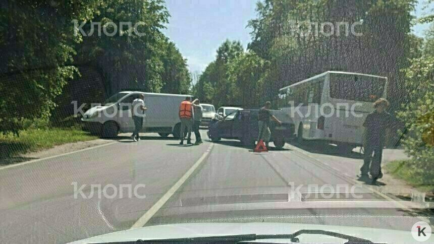 На Дзержинского столкнувшиеся легковушка и микроавтобус перегородили дорогу (фото) - Новости Калининграда | Фото: очевидец
