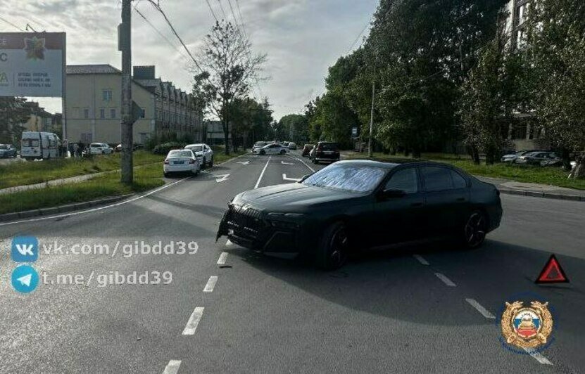 Выехал на встречку и улетел в кювет: в Калининграде на Советском проспекте мотоциклист врезался в легковушку - Новости Калининграда | Фото: ГАИ