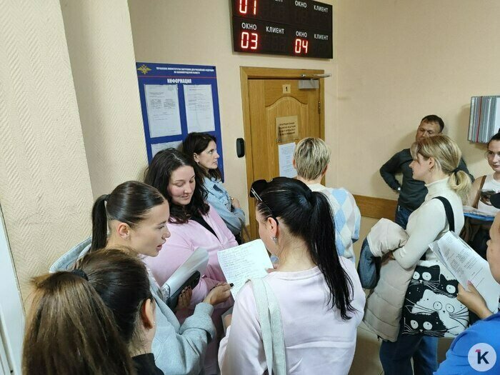 «Терпи, сынок»: на Буткова мамы с детьми снова часами стоят в очереди за штампом в свидетельстве о рождении (репортаж) - Новости Калининграда | Фото: «Клопс»