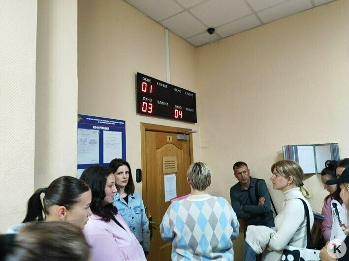 «Терпи, сынок»: на Буткова мамы с детьми снова часами стоят в очереди за штампом в свидетельстве о рождении (репортаж) - Новости Калининграда | Фото: «Клопс»